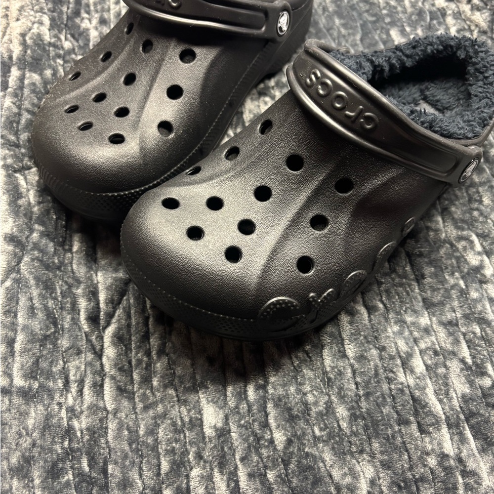 CROCS Black Fuzzy Lined Classic Clog Mule - Picture 2 of 3